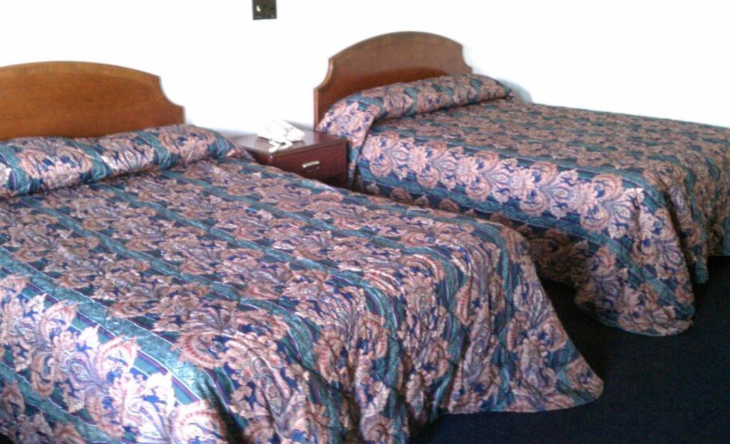Valley Motel Pittsburgh Harmarville Room photo