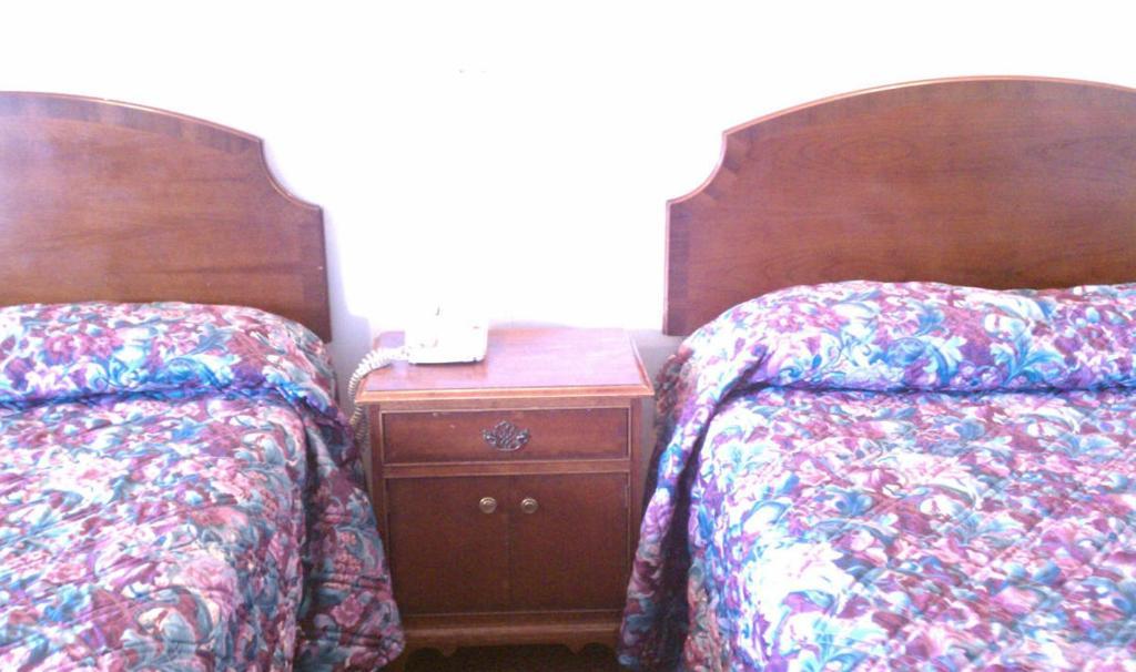 Valley Motel Pittsburgh Harmarville Room photo