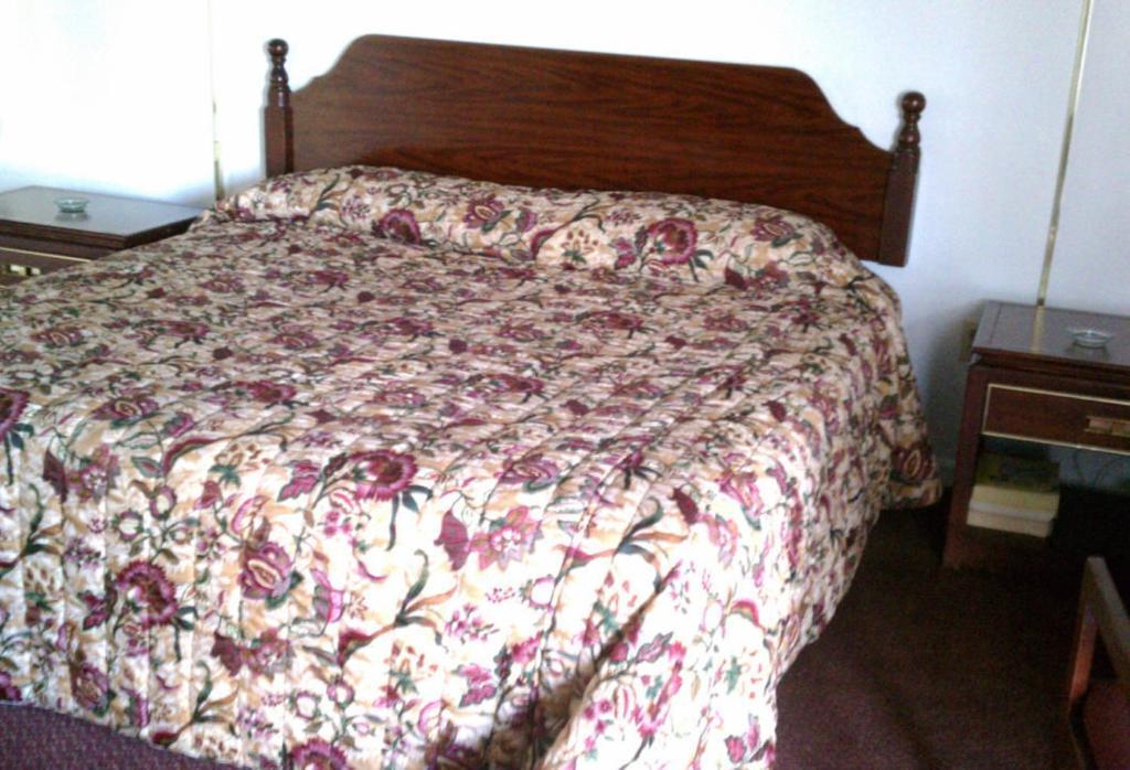 Valley Motel Pittsburgh Harmarville Room photo