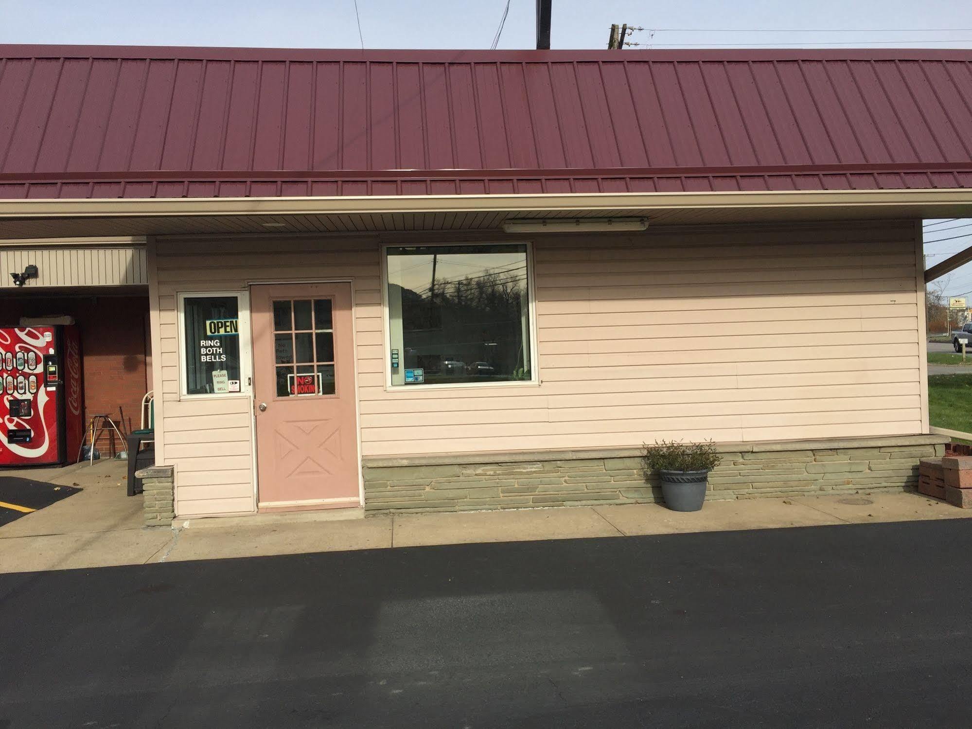 Valley Motel Pittsburgh Harmarville Exterior photo